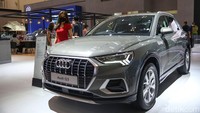 Gaya salah satu SPG disamping mobil yang dipamarkan.