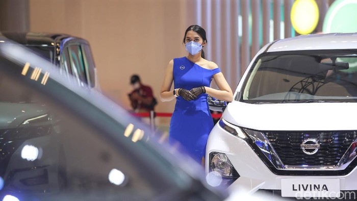 Para Pemanis GIIAS 2021 Pameran otomotif Gaikindo Indonesia Internasional Auto Show (GIIAS) 2021 tetap menampilkan Sales Promotion Girl (SPG), Tangerang, Sabtu (13/11/2021). Keberadaan bidadari penjaga booth otomotif di pameran GIIAS ini menjadi strategi agen pemegang merek (APM) untuk menarik pengunjung menyambangi booth mereka.