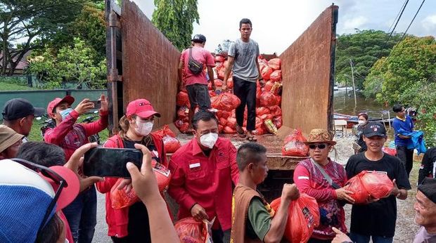 PDI Perjuangan membeberkan bukti kader dan menteri dari partainya turun ke Kabupaten Sintang, Kalimantan Barat (Kalbar), membantu warga yang terdampak banjir. PDIP bertanya balik pada politikus Partai Gerindra, Fadli Zon, yang mempertanyakan kapan Presiden Joko Widodo (Jokowi) ke Sintang.