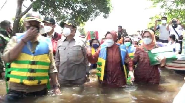 PDI Perjuangan membeberkan bukti kader dan menteri dari partainya turun ke Kabupaten Sintang, Kalimantan Barat (Kalbar), membantu warga yang terdampak banjir. PDIP bertanya balik pada politikus Partai Gerindra, Fadli Zon, yang mempertanyakan kapan Presiden Joko Widodo (Jokowi) ke Sintang.