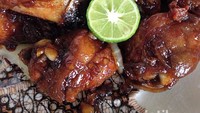 Menu ayam goreng ini jadi favorit di restoran China. Rasanya manis gurih dan kenikmatannya bisa bikin kamu nambah nasi. Ayam goreng mentega dibumbui dengan kecap manis, margarin, dan kecap Inggris. Ini dia cara membuat ayam goreng mentega. Foto: detikfood