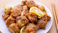 Ayam goreng lemon tak kalah nikmat karena menghadirkan rasa asam segar. Menu Chinese food ini dibalut saus yang terdiri dari jahe, kulit jeruk lemon, air jeruk lemon, dan irisan buah jeruk lemon. Cara membuatnya gampang, tinggal ikuti resep ini. Foto: iStock
