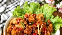 Masih bergaya Chinese food, resep ayam goreng saus ngohiong ini juga layak dicoba. Sausnya memakai bumbu ngohiong yang merupakan campuran 5 rempah. Penasaran dengan kenikmatannya? Bikin sendiri ayam goreng saus ngohiong dengan resep ini. Foto: Sulistiono H.
