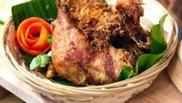 Resep ayam goreng tradisional ini begitu memuaskan selera dan bisa bikin kamu nambah nasi! ayam goreng lengkuas diungkep dengan bumbu rempah yang lengkap kemudian digoreng kering. Intip resep ayam goreng lengkuas di sini. Foto: Julee Julaeha