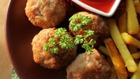 Ayam goreng tak hanya memakai ayam utuh, tapi bisa juga dibuat menjadi bola-bola ayam. Lauk ini cocok untuk makan si kecil. Paling enak dimakan hangat dengan cocolan saus tomat dan pelengkap kentang goreng. Begini resep bola ayam goreng. Foto: iStock 
