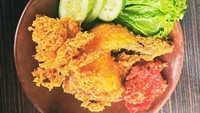 Siapapun pasti sulit menolak kelezatan ayam goreng ini. Ayam goreng kremes yang gurih renyah bisa kamu bikin sendiri di rumah. Bahan kremesannya ada telur ayam dan tepung sagu. Resep lengkapnya bisa kamu lihat di sini. Foto: Handoyo Kusumahadi