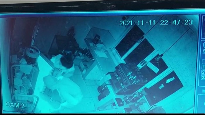 Aksi pencurian di sebuah kafe di Kota Kediri terekam kamera CCTV. Dalam aksi pencurian tersebut, pelaku juga terekam memakan cireng yang ada di kafe.