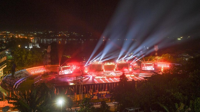 PENUTUPAN PEPARNAS PAPUA Letupan kembang api saat penutupan Peparnas Papua di Stadion Mandala, Jayapura, Papua, Sabtu (13/11/2021). ANTARA FOTO/Raisan Al Farisi/nym.