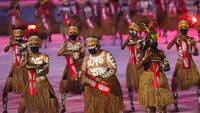 Penutupan Peparnas ke-XVI juga dimeriahkan dengan tarian tradisional. ANTARA FOTO/Raisan Al Farisi.