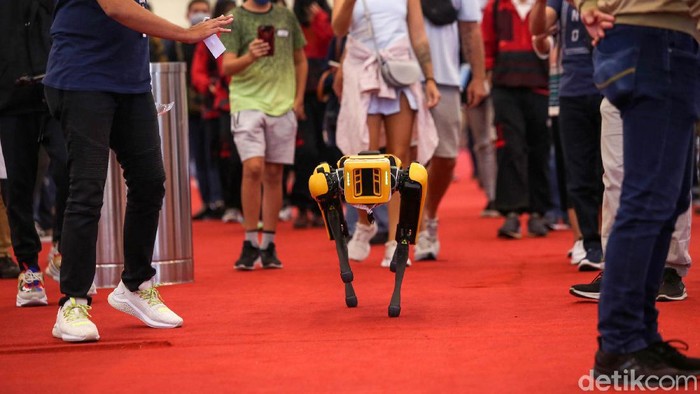 Hyundai Motor Group tampil beda dalam ajang GIIAS 2021, Hyundai membawa robot pintar berkaki empat yang diberi nama Spot, Tangerang, Sabtu (13/11/2021).  Lahirnya robot ini merupakan hasil kerja sama antara Hyundai Motor Group dengan Boston Dynamics perusahaan robot asal Amerika Serikat.