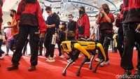 Salah satu contoh lain di lingkungan rumah, robot Spot juga dapat menjadi alat untuk mengantar kebutuhan pasien COVID-19 yang tengah melakukan isolasi. 