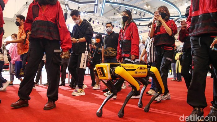 Hyundai Motor Group tampil beda dalam ajang GIIAS 2021, Hyundai membawa robot pintar berkaki empat yang diberi nama Spot, Tangerang, Sabtu (13/11/2021).  Lahirnya robot ini merupakan hasil kerja sama antara Hyundai Motor Group dengan Boston Dynamics perusahaan robot asal Amerika Serikat.