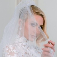 Paris Hilton mengaku terinspirasi dari Grace Kelly yang kala itu menikah dengan Pangeran Monako Rainier III. Foto: (dok. Instagram @parishilton)