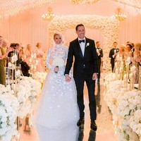 Paris Hilton mempercayakan Oscar de la Renta untuk membuatkan gaun pengantin berpotongan ballgown. Fernando J Garcia, creative director Oscar de la Renta, adalah orang di balik gaun mewah nan elegan. Foto: (dok. Instagram @oscardelarenta)