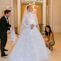 Gaun model lengan panjang dengan kerah tinggi dan rok ballgown tersebut dihiasi bordiran bentuk bunga yang diaplikasikan pada bagian lengan, torso dan terlihat menyebar di area rok. Foto: (dok. Instagram @oscardelarenta)