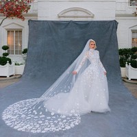 Gaun didominasi material tulle dan pada bagian rok nya menggunakan 20 lapis kain. Untuk mempercantik penampilan, Paris Hilton mengenakan veil panjang menyapu lantai yang juga dihiasi bordir bunga. Foto: (dok. Instagram @oscardelarenta)