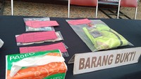 Dari tangan Bripka P, diamankan barang bukti uang Rp 100 ribu yang diduga hasil pemerasan. Ada juga surat-surat kendaraan korban yang diambil Bripka P. (dok Istimewa)