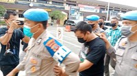 Sebelumnya, video yang menunjukkan seorang pria berseragam polisi dikerumuni warga dengan narasi dihajar massa viral di media sosial (medsos). Belakangan diketahui, pria tersebut ialah Bripka P (dok Istimewa)