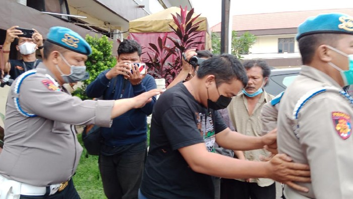 Personel Polsek Deli Tua, Bripka P, yang sempat diserang warga saat meminta uang damai di Medan, Sumut, ditetapkan sebagai tersangka. (dok Istimewa)