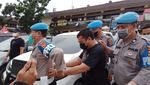 Penampakan Oknum Polisi Medan Peras Warga Digiring ke Tahanan