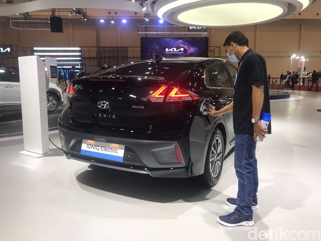 Petugas lap mobil sampai kinclong di GIIAS 2021