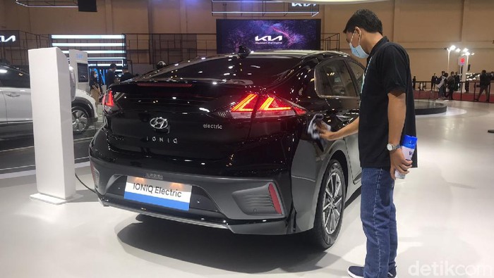 Petugas lap mobil sampai kinclong di GIIAS 2021 Petugas lap mobil sampai kinclong di GIIAS 2021