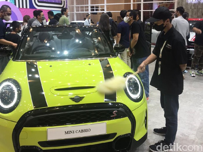 Petugas lap mobil sampai kinclong di GIIAS 2021