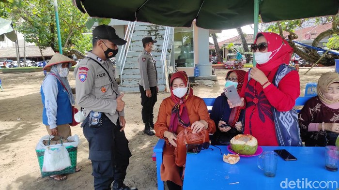 Polisi pantau pelaksanaan prokes di Pantai Pangandaran