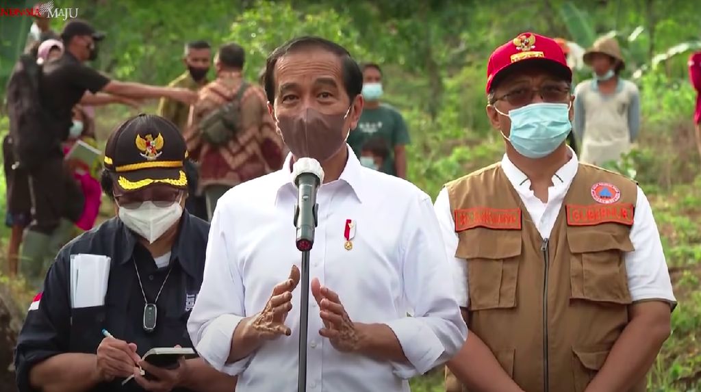 Momen Jokowi Borong Noken di Pasar Papua