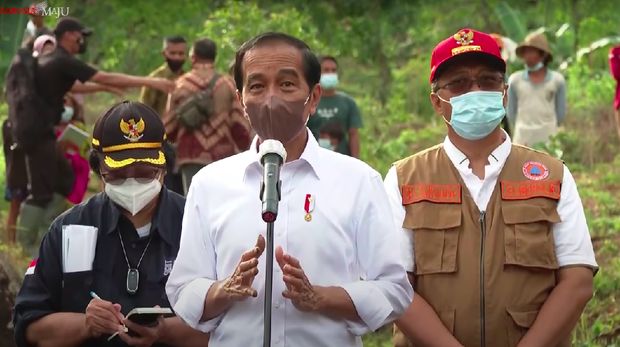 Presiden Jokowi menanam pohon kayu putih dan buah-buahan di Gunung Pepe, NTB. Dia berpesan pohon dipelihara untuk mencegah longsor dan banjir. (dok BPMI Setpres)
