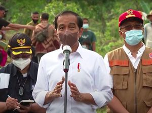 Momen Jokowi Borong Noken di Pasar Papua
