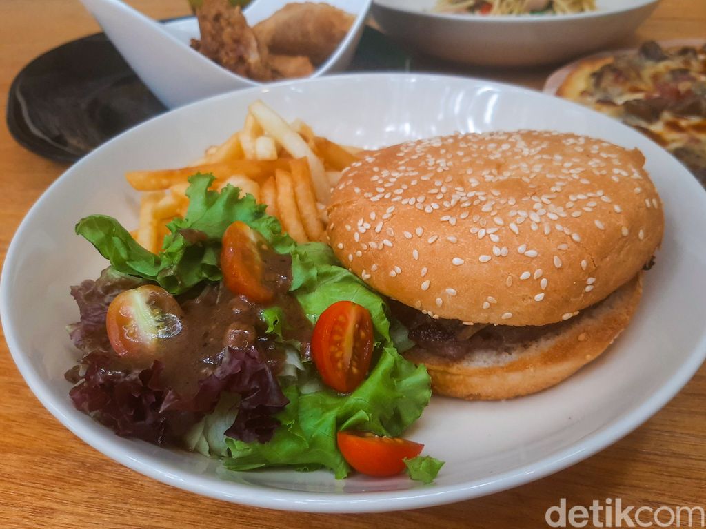 Pribadi Coffee, Kafe Outdoor Nuansa 'Bali' di Menteng Dalam, Jakarta Selatan.