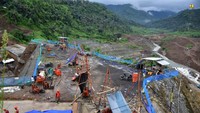 Pembangunan bendungan berkapasitas tampung 12 juta m3 ini dikerjakan dalam 2 paket dengan kebutuhan biaya sebesar Rp 875,25 miliar untuk Paket 1 dan Rp481,33 miliar untuk Paket 2. Paket pertama mulai dari persiapan, pembangunan jalan masuk, bendungan utama, dan pekerjaan pendukung lainnya dikerjakan oleh kontraktor PT Hutama Karya- PT. Bahagia Bangunnusa, KSO. Sedangkan untuk paket kedua meliputi pekerjaan jalan relokasi, bangunan pengelak, bangunan pelimpah, dan bangunan fasilitas yang dikerjakan oleh PT Nindya Karya-PT. Sac Nusantara, KSO. 
