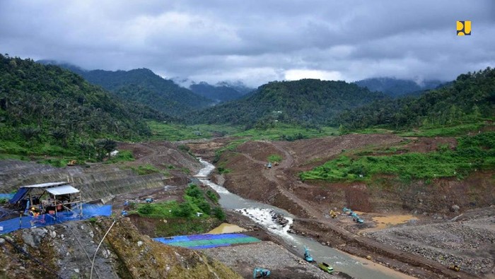 Progres Terkini Bendungan Proyek Strategis Nasional di Lombok Barat Di sela kunjungan kerja ke Lombok, Nusa Tenggara Barat (NTB), Menteri Pekerjaan Umum dan Perumahan Rakyat (PUPR) Basuki Hadimuljono meninjau progres pembangunan Bendungan Meninting yang berada di antara Desa Bukit Tinggi Kecamatan Gunung Sari dan Desa Dasan Geria Kecamatan Lingsar Kabupaten Lombok Barat.