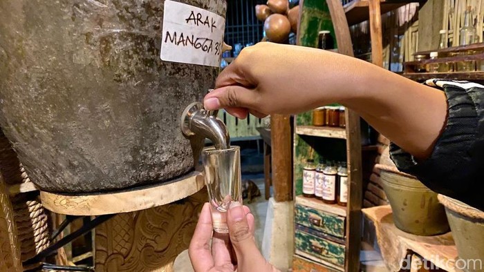 Begini Cara Pembuatan Arak Bali yang Tahan Disimpan Tahunan