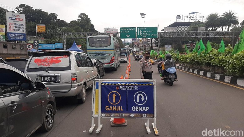 Puncak Bogor macet, polisi buka tutup jalan