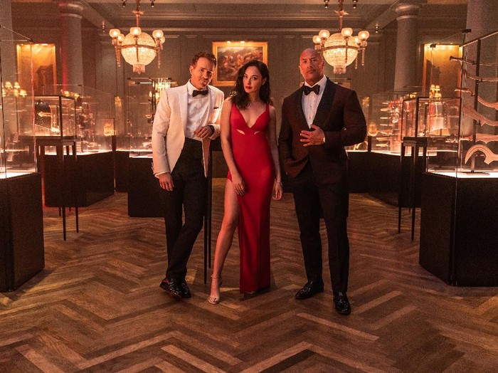 RED NOTICE - (L-R) RYAN REYNOLDS, GAL GADOT and DWAYNE ‘THE ROCK’ JOHNSON STAR IN NETFLIX’S RED NOTICE RELEASING NOVEMBER 12, 2021. WRITTEN & DIRECTED BY RAWSON MARSHALL THURBER. Cr: Frank Masi/NETFLIX © 2021