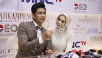 Resmi menikah, Ria Ricis nempel terus kayak perangko dengan Teuku Ryan. Foto: pl/Noel/detikHOT