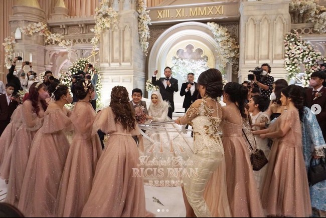 Resepsi pernikahan Ria Ricis dan Teuku Ryan digelar di ballroom Hotel Intercontinental Pondok Indah. Tampak Denny Cagur dan Irfan Hakim yang menjadi MC dari acara tersebut. Foto: Instagram/@officialmnctv