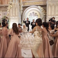 Resepsi pernikahan Ria Ricis dan Teuku Ryan digelar di ballroom Hotel Intercontinental Pondok Indah. Tampak Denny Cagur dan Irfan Hakim yang menjadi MC dari acara tersebut. Foto: Instagram/@officialmnctv