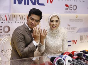Ria Ricis dan Teuku Ryan Sibuk Unboxing di Malam Pertama