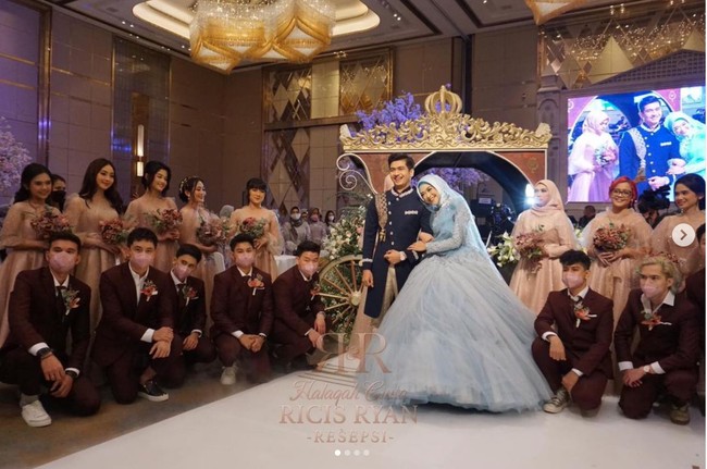 Usai melangsungkan pernikahan pada 12 November 2021 dan resmi menjadi pasangan suami-istri, pada hari ini, tepatnya tanggal 13 November 2021 Ria Ricis dan Teuku Ryan pun menggelar acara resepsi. Resepsi pernikahan keduanya digelar secara mewah dengan bertemakan negeri dongeng. Foto: Instagram/@officialmnctv