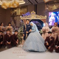 Usai melangsungkan pernikahan pada 12 November 2021 dan resmi menjadi pasangan suami-istri, pada hari ini, tepatnya tanggal 13 November 2021 Ria Ricis dan Teuku Ryan pun menggelar acara resepsi. Resepsi pernikahan keduanya digelar secara mewah dengan bertemakan negeri dongeng. Foto: Instagram/@officialmnctv