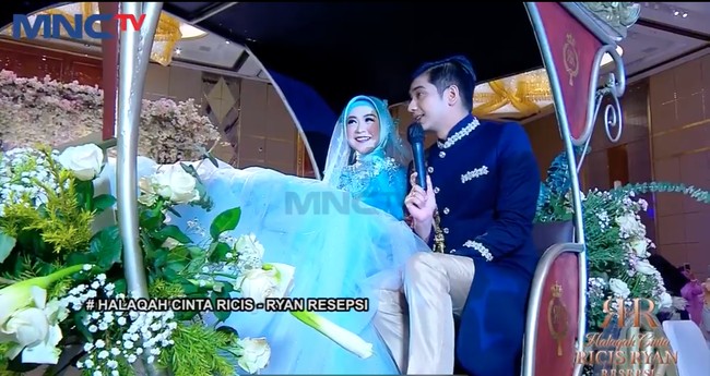 Disiarkan secara langsung di beberaoa stasiun televisi nasional, Ria Ricis terlihat tampil bak putri di negeri dongeng. Begitu pula halnya dengan Teuku Ryan. Teuku Ryan tampil gagah mengenakan kostum seperti layaknya seorang pangeran. Foto: Instagram/@officialmnctv