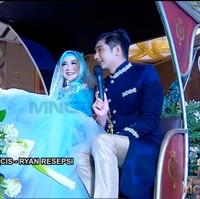 Disiarkan secara langsung di beberaoa stasiun televisi nasional, Ria Ricis terlihat tampil bak putri di negeri dongeng. Begitu pula halnya dengan Teuku Ryan. Teuku Ryan tampil gagah mengenakan kostum seperti layaknya seorang pangeran. Foto: Instagram/@officialmnctv