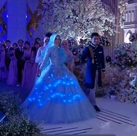 Dalam acara resepsi itu Ria Ricis dan Teuku Ryan tampak berdansa bak raja dan ratu semalam. Ricis tampil anggun dan cantik dalam balutan gaun berwarna biru. Gaunnya pun terlihat bisa menyala di tengah kegelapan. Foto: Instagram/@officialmnctv