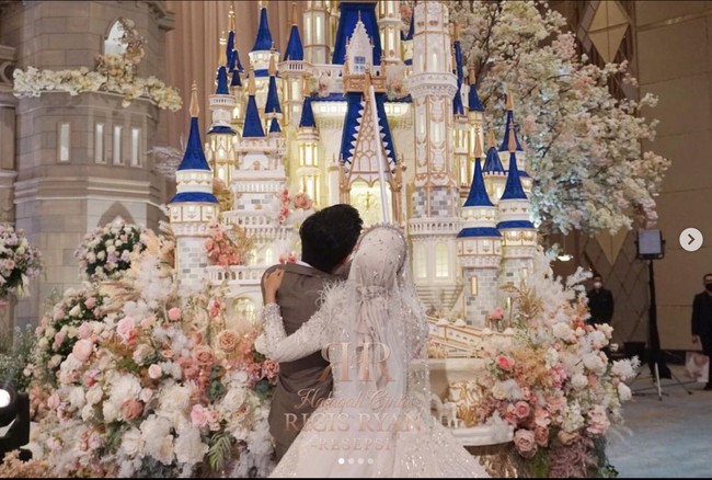 Tak mau setengah-setengah, tak hanya dekorasi yang mewah, kue pernikahan Ria Ricis dan Teuku Ryan pun terlihat cukup besar. Kue pernikahan berbentuk bak istana raja itu didominasi warna putih dan biru. Foto: Instagram/@officialmnctv