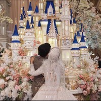 Tak mau setengah-setengah, tak hanya dekorasi yang mewah, kue pernikahan Ria Ricis dan Teuku Ryan pun terlihat cukup besar. Kue pernikahan berbentuk bak istana raja itu didominasi warna putih dan biru. Foto: Instagram/@officialmnctv