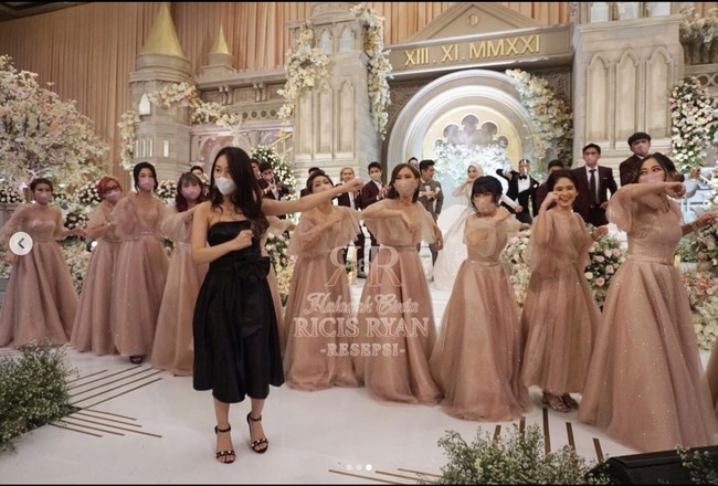 Dalam acara resepsi tersebut juga terlihat para bridesmaid yang turut tampil memeriahkan resepsi Ria Ricis dan Teuku Ryan. Para bridesmaid tampil kompak mengenakan gaun berwarna coklat muda. Foto: Instagram/@officialmnctv