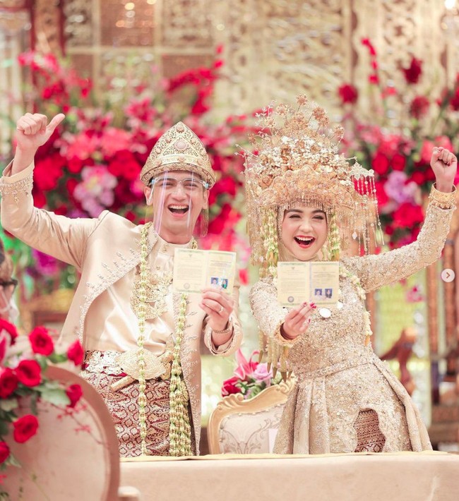 Pernikahan Ria Ricis dan Teuku Ryan mengusung adat Palembang, sesuai daerah asal keluarga sang YouTuber. Penampilan Ria Ricis tampak mewah dengan busana adat Palembang bernuansa emas. Foto: Instagram Ria Ricis